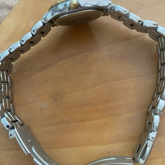 Armitron woman’s quarts watch waterproof - Picture 6 of 10